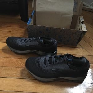 Brooks Levitate 2  size 8.5 - black